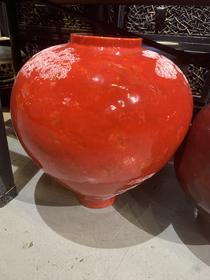 红色圆陶瓷花瓶