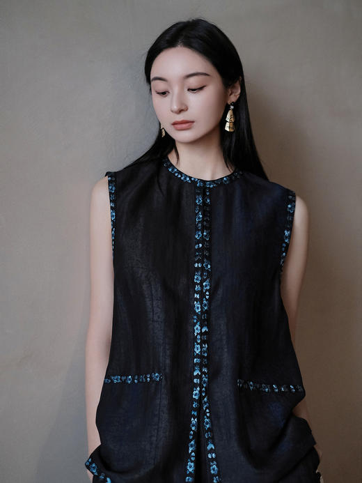 盛唐牡丹盛奢系列 | 青金石色龟纹香云纱三蓝绣马甲 商品图0