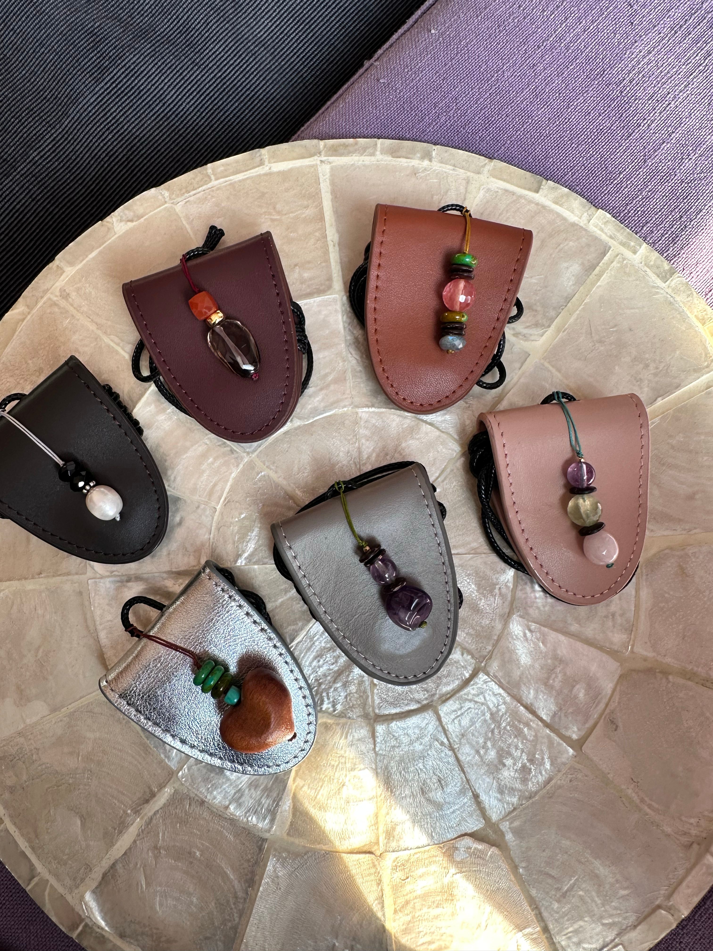 SpoiledBrat Jewelry质感上乘的小羊皮和天然彩石眼镜链