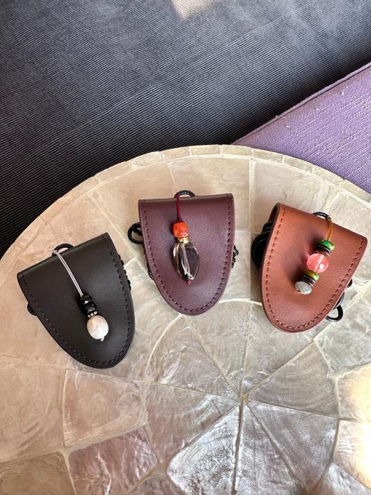 SpoiledBrat Jewelry质感上乘的小羊皮和天然彩石眼镜链 商品图1