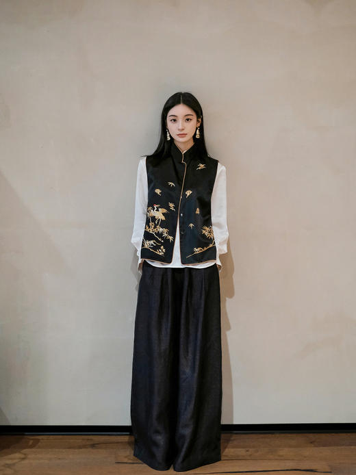 盛唐牡丹大师系列-王小潇 | 玄色缎松鹤金绣马甲(盛唐牡丹与非遗传承人王小潇联名系列) 商品图3