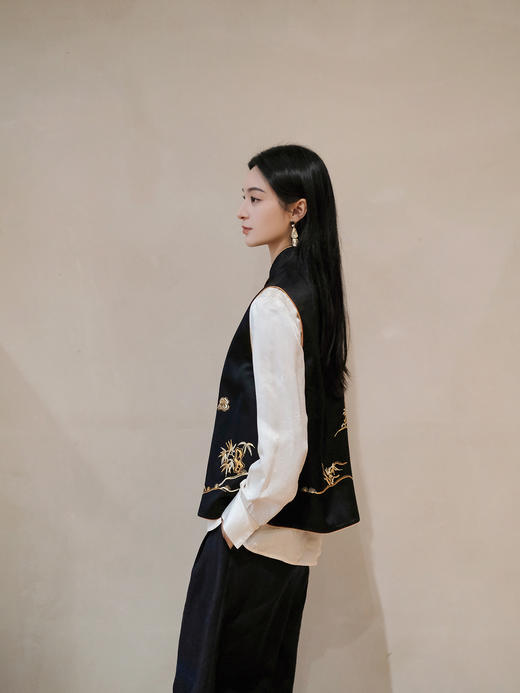 盛唐牡丹大师系列-王小潇 | 玄色缎松鹤金绣马甲(盛唐牡丹与非遗传承人王小潇联名系列) 商品图5
