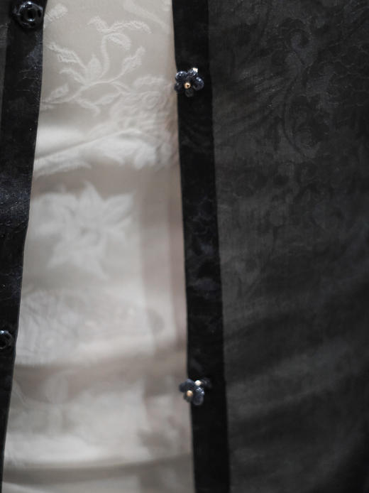 盛唐牡丹 | 黑色凤戏牡丹真丝绡上衣 商品图3