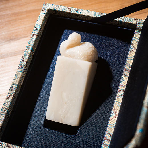 寿山石瓷白老料雕“白鹭”方章 商品图0