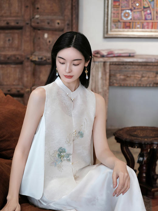 盛唐牡丹大师系列-卢梅红 | 烟罗浅蝶真丝蕾丝面刺绣马甲 商品图0