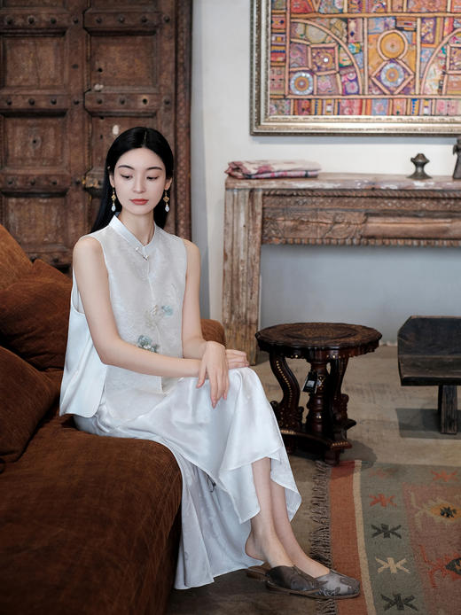 盛唐牡丹大师系列-卢梅红 | 烟罗浅蝶真丝蕾丝面刺绣马甲 商品图6