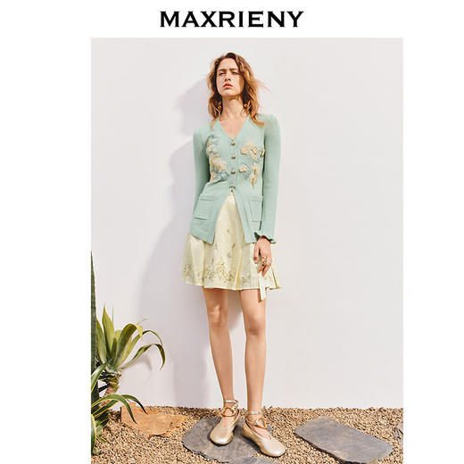玛克门店发货：MAXRIENY绿意针织薄荷绿绣花v领修身外套女(货号:MC85JA789) 商品图1