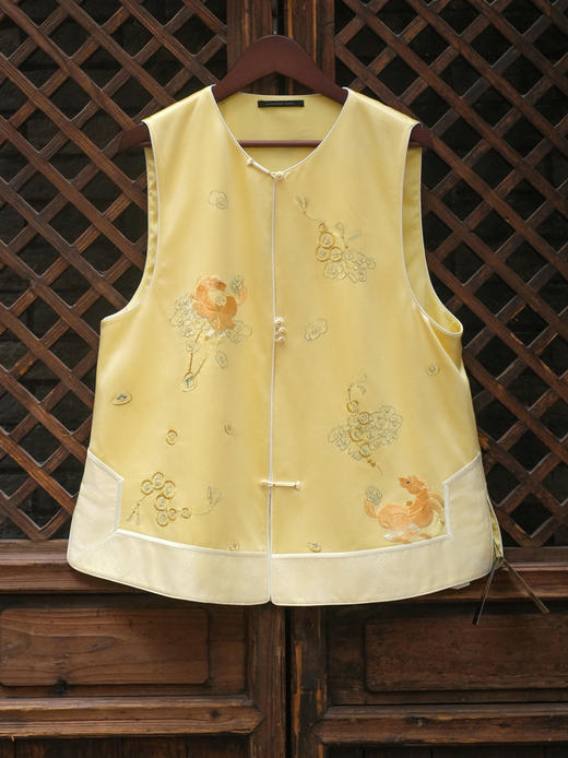 盛唐牡丹大师系列-卢梅红 | 瑞意云间真丝手绣马甲-黄色 商品图0