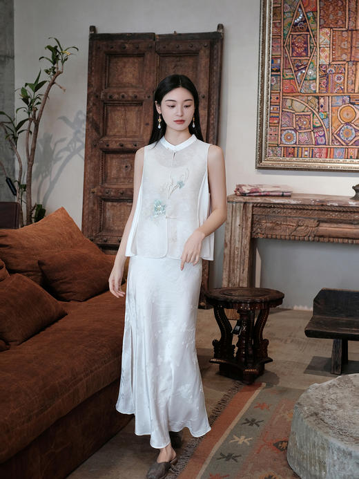 盛唐牡丹大师系列-卢梅红 | 烟罗浅蝶真丝蕾丝面刺绣马甲 商品图3