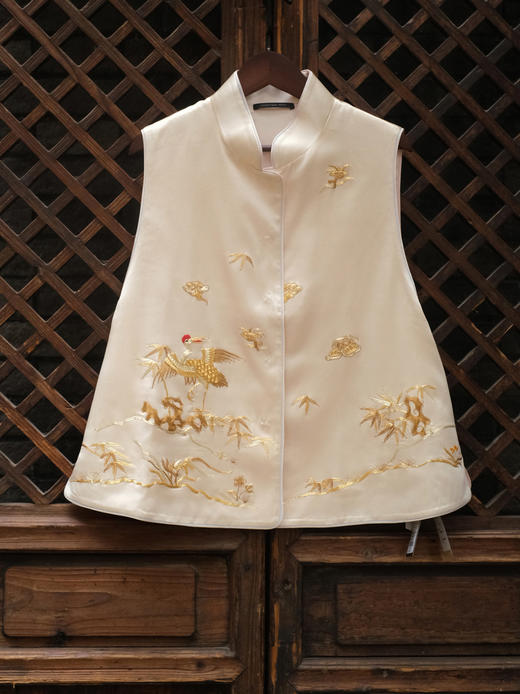 盛唐牡丹大师系列-王小潇 | 白色缎松鹤金绣马甲(盛唐牡丹与非遗传承人王小潇联名系列) 商品图4