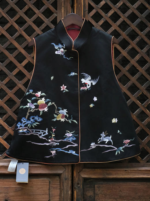 盛唐牡丹大师系列-王小潇 | 重缎真丝手绣对襟马甲-黑色(盛唐牡丹与非遗传承人王小潇联名系列) 商品图3