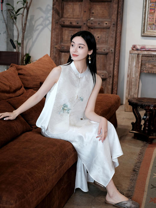 盛唐牡丹大师系列-卢梅红 | 烟罗浅蝶真丝蕾丝面刺绣马甲 商品图5