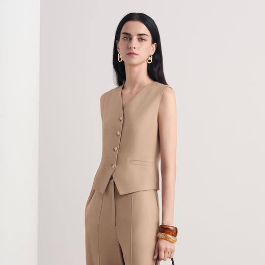 EITIE爱特爱优雅干练通勤单排扣V领短款无袖西装马甲2026夏季新款8603303 商品图3