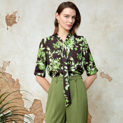 EITIE爱特爱复古飘带V领气质优雅印花中袖衬衫春季新款8109804 商品图9