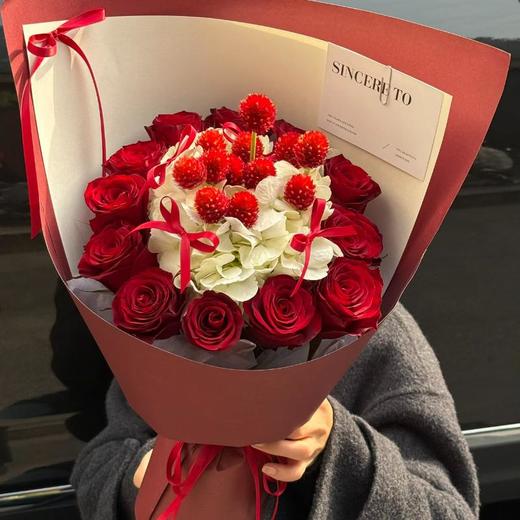 梵汀花园-《红丝绒草莓蛋糕》红玫瑰+白绣球情人节花礼 商品图0