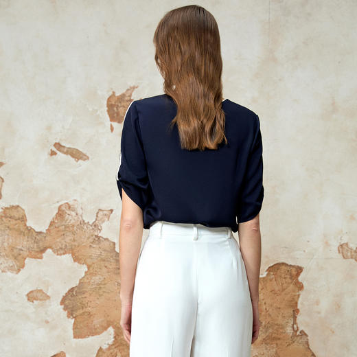 EITIE爱特爱夏季新款设计感挖空圆领气质修身显瘦上衣8213907 商品图4