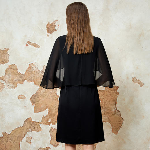 EITIE爱特爱春季新款时尚斗篷网纱显瘦气质黑色连衣裙8107831 商品图4