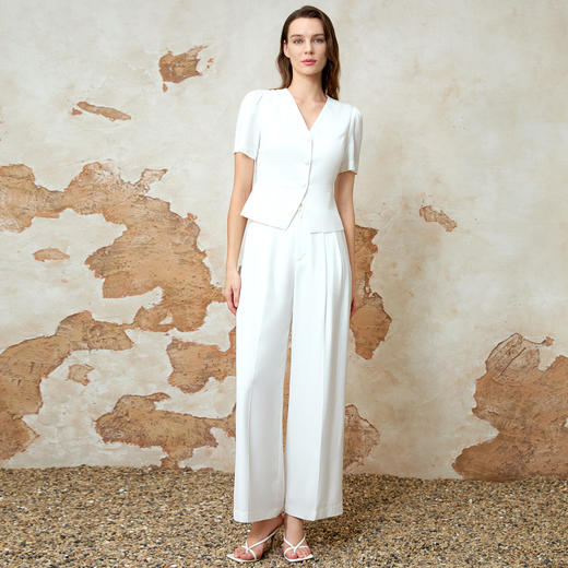 EITIE爱特爱夏季新款气质V领修身短款显瘦通勤干练时尚小上衣8213905 商品图1