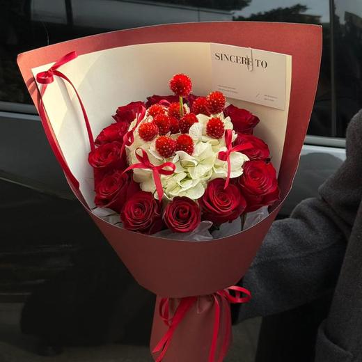 梵汀花园-《红丝绒草莓蛋糕》红玫瑰+白绣球情人节花礼 商品图1