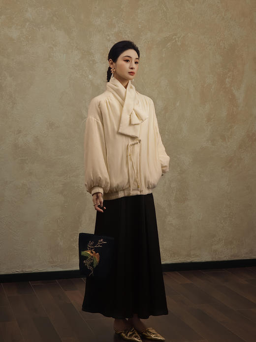 盛唐婧 | 白色丝绒流苏扣夹棉外套（带围巾） 商品图3