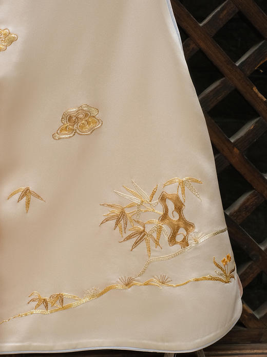 盛唐牡丹大师系列-王小潇 | 白色缎松鹤金绣马甲(盛唐牡丹与非遗传承人王小潇联名系列) 商品图5