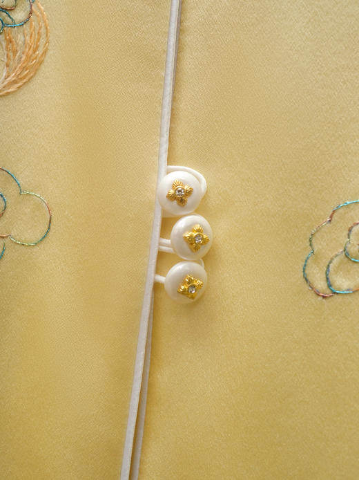 盛唐牡丹大师系列-卢梅红 | 瑞意云间真丝手绣马甲-黄色 商品图4