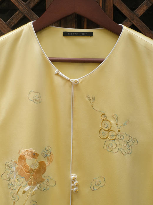 盛唐牡丹大师系列-卢梅红 | 瑞意云间真丝手绣马甲-黄色 商品图1