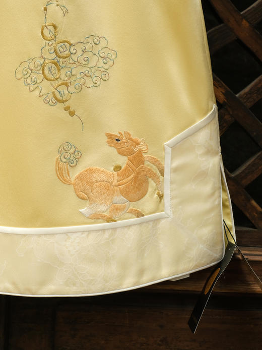 盛唐牡丹大师系列-卢梅红 | 瑞意云间真丝手绣马甲-黄色 商品图2