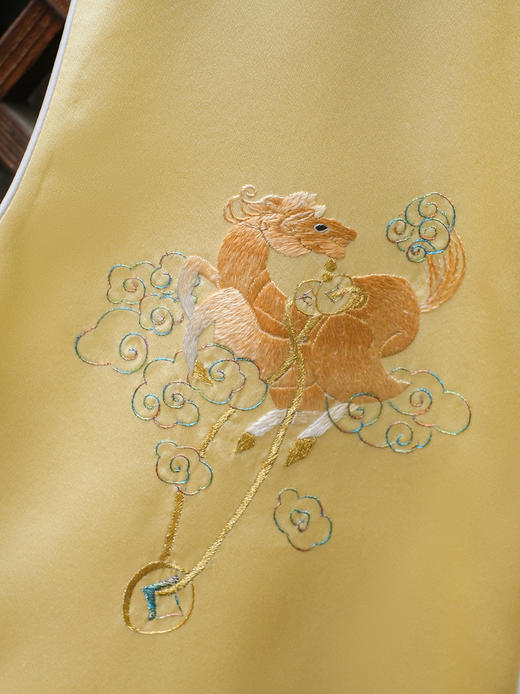 盛唐牡丹大师系列-卢梅红 | 瑞意云间真丝手绣马甲-黄色 商品图3