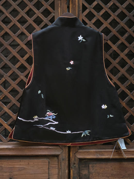 盛唐牡丹大师系列-王小潇 | 重缎真丝手绣对襟马甲-黑色(盛唐牡丹与非遗传承人王小潇联名系列) 商品图8