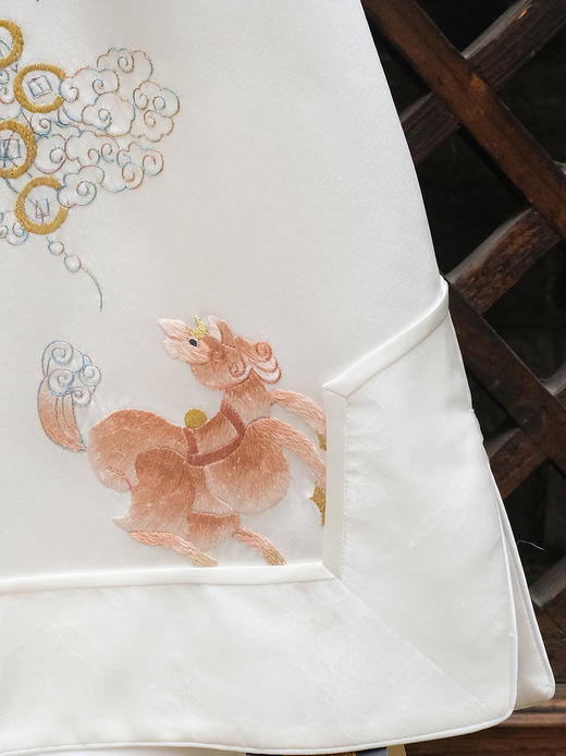 盛唐牡丹大师系列-卢梅红 | 瑞意云间真丝手绣马甲-白色 商品图8