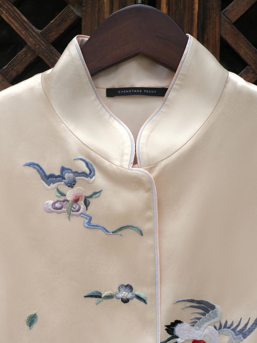 盛唐牡丹大师系列-王小潇 | 重缎真丝手绣对襟马甲(盛唐牡丹与非遗传承人王小潇联名系列) 商品图6