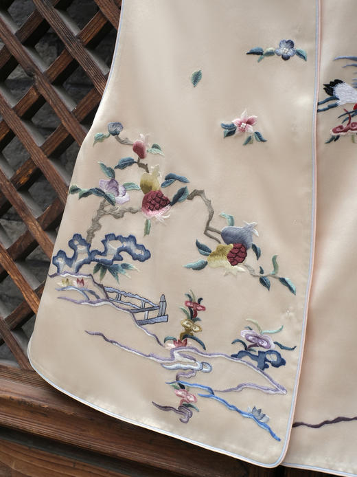 盛唐牡丹大师系列-王小潇 | 重缎真丝手绣对襟马甲(盛唐牡丹与非遗传承人王小潇联名系列) 商品图7