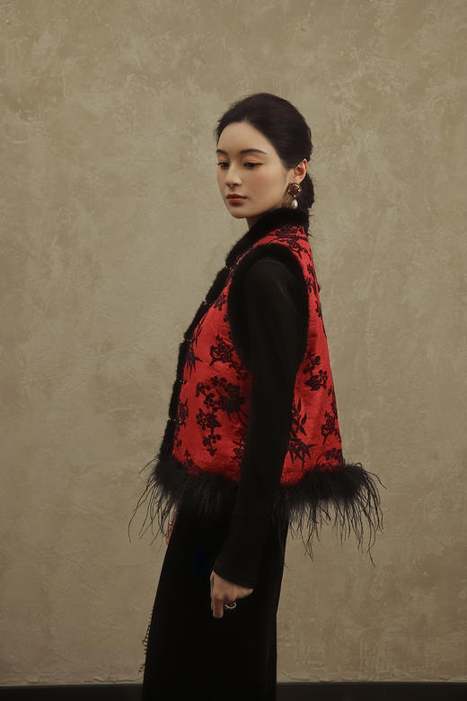 盛唐婧 | 赤运玄裳新中式提花绒拼水貂驼鸟毛马甲 商品图3