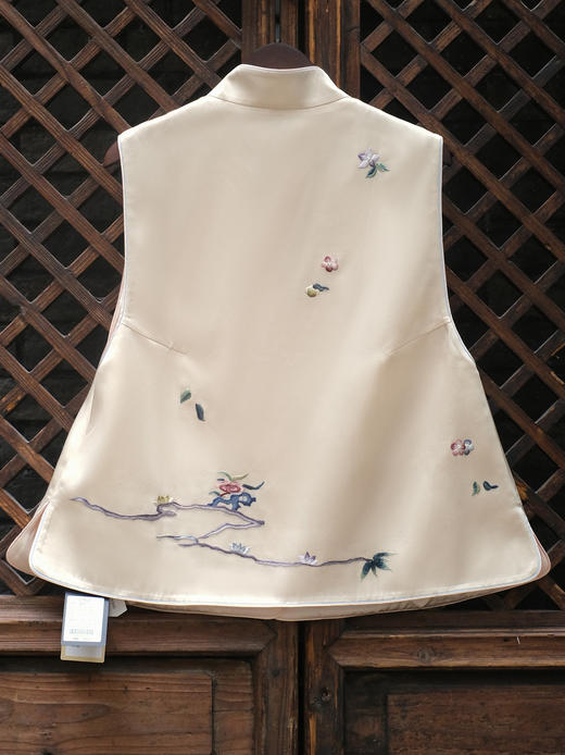 盛唐牡丹大师系列-王小潇 | 重缎真丝手绣对襟马甲(盛唐牡丹与非遗传承人王小潇联名系列) 商品图5