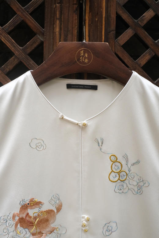 盛唐牡丹大师系列-卢梅红 | 瑞意云间真丝手绣马甲-白色 商品图5