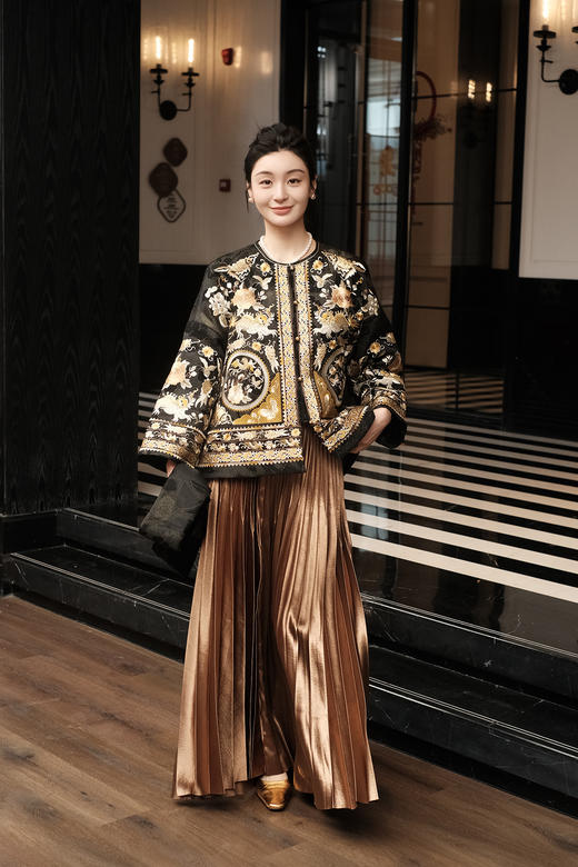 盛唐婧 | 新中式重工刺绣龙凤呈祥棉服-黑色（带围巾） 商品图2