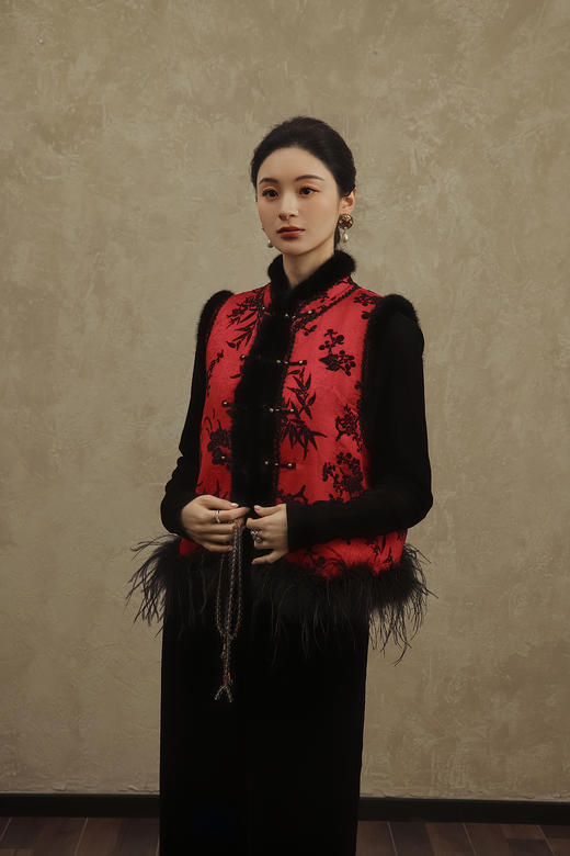 盛唐婧 | 赤运玄裳新中式提花绒拼水貂驼鸟毛马甲 商品图1
