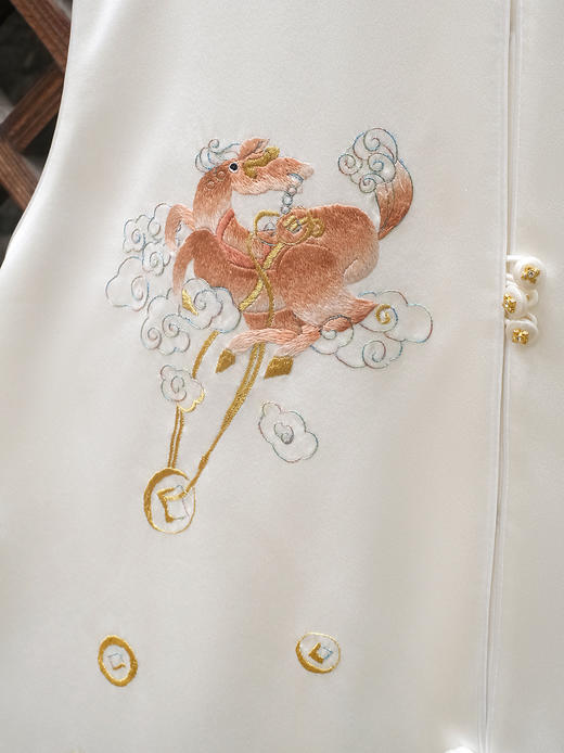 盛唐牡丹大师系列-卢梅红 | 瑞意云间真丝手绣马甲-白色 商品图6