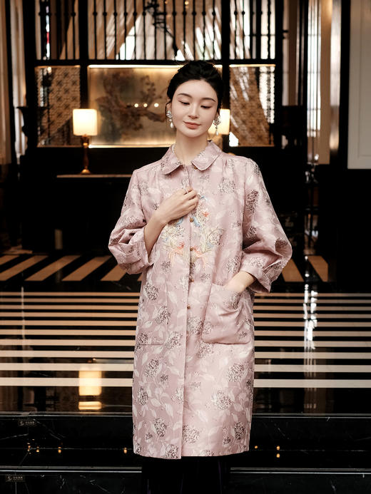 东方境X郭培| 凤栖梧提花刺绣风衣-红梅粉 商品图1