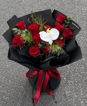 11支高原红玫瑰搭配蝴蝶兰【GA】