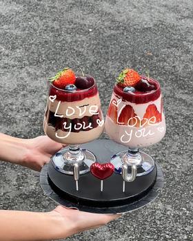 【过年——情人节红酒杯】举杯欢庆蛋糕（情人节送如图蜡烛，过年送2026蜡烛）