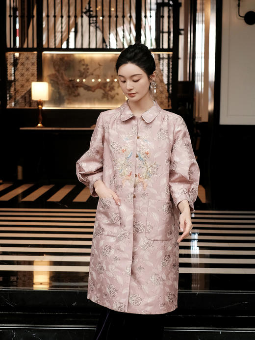 东方境X郭培| 凤栖梧提花刺绣风衣-红梅粉 商品图2