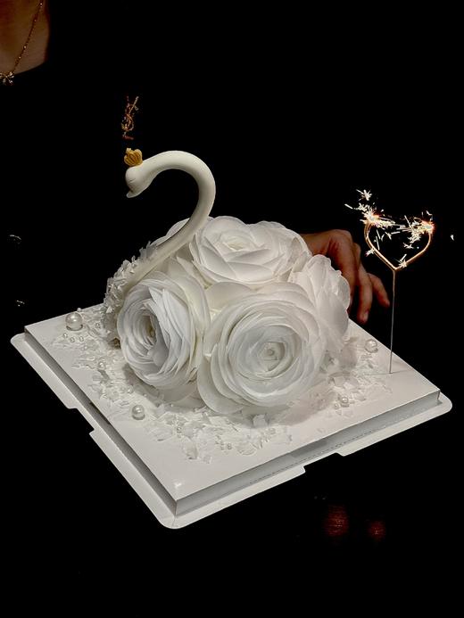 网红天鹅款蛋糕（6寸）送不锈钢餐盘 商品图1