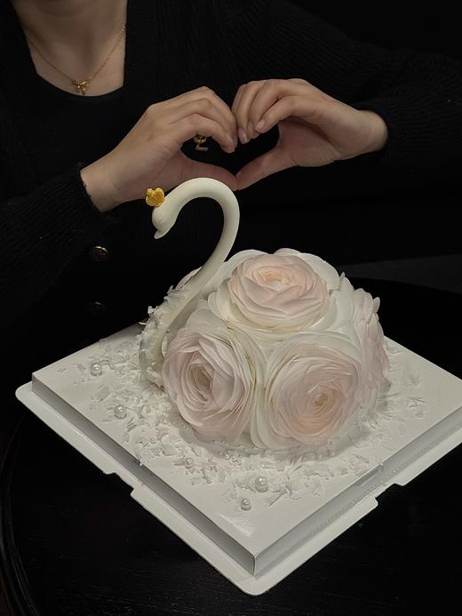 网红天鹅款蛋糕（6寸）送不锈钢餐盘 商品图0