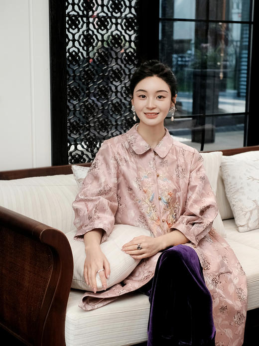 东方境X郭培| 凤栖梧提花刺绣风衣-红梅粉 商品图3