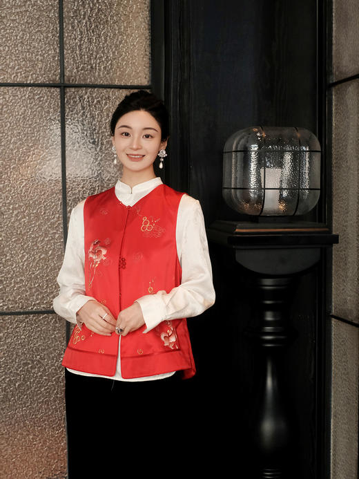 盛唐牡丹大师系列-卢梅红 | 瑞意云间真丝手绣马甲-红色 商品图0