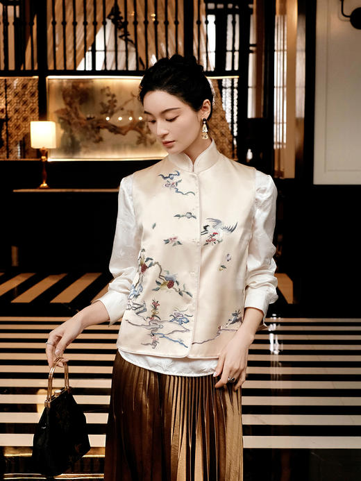 盛唐牡丹大师系列-王小潇 | 重缎真丝手绣对襟马甲(盛唐牡丹与非遗传承人王小潇联名系列) 商品图0