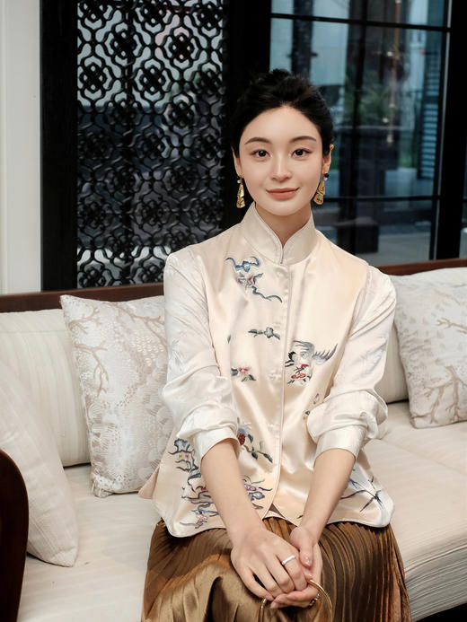 盛唐牡丹大师系列-王小潇 | 重缎真丝手绣对襟马甲(盛唐牡丹与非遗传承人王小潇联名系列) 商品图2