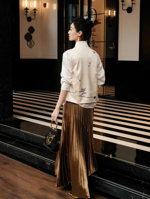 盛唐牡丹大师系列-王小潇 | 重缎真丝手绣对襟马甲(盛唐牡丹与非遗传承人王小潇联名系列) 商品图3